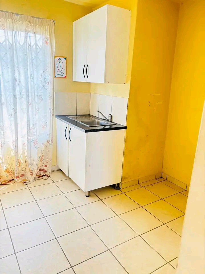 A bachelor room for r2500 deposit r1250 electr... in Ebony Park