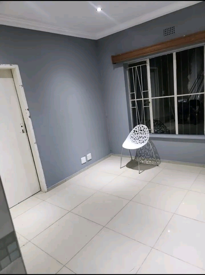Cottage for rent close to shoprite 
r1500 re  in Yeoville