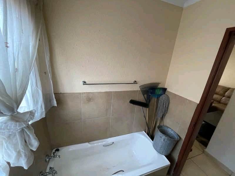 House in gardens
available immediately 
ren  in Leondale