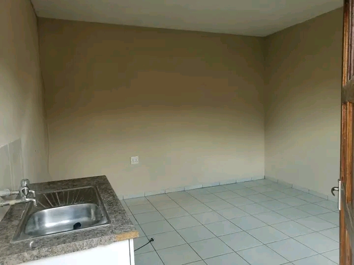 Room to rent, 4146 liberia street  (9 guatame  in Cosmo City