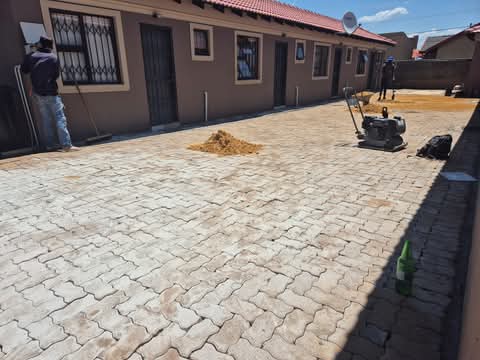 1 bachelor unit available
- fully fitted, ti  in Spruitview