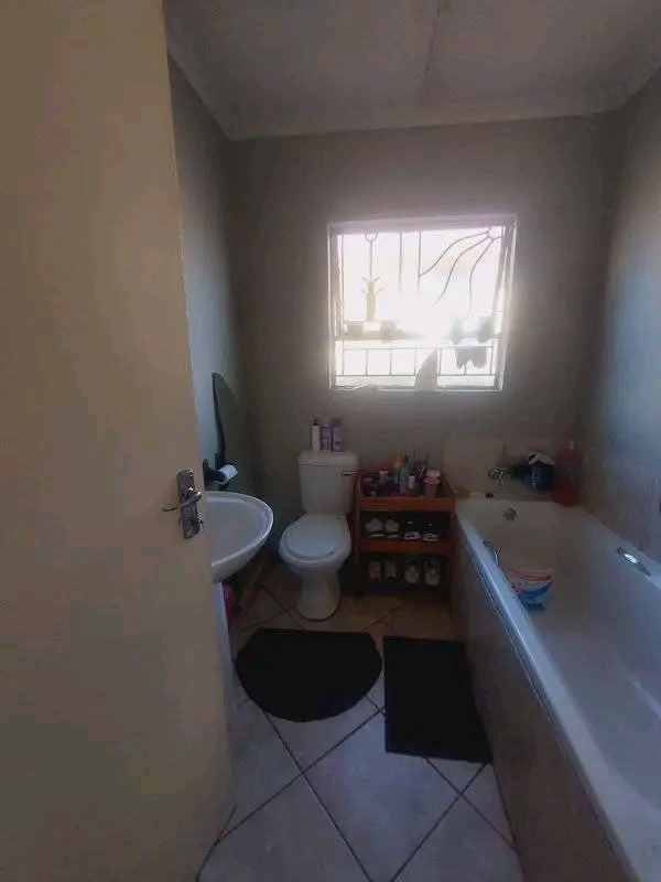Spacious 1 bedroom cottage. kitchen with kitc  in Birch Acres
