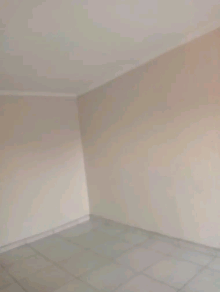 Room to rent ext 25
r1200 + deposit 
contac  in Vosloorus