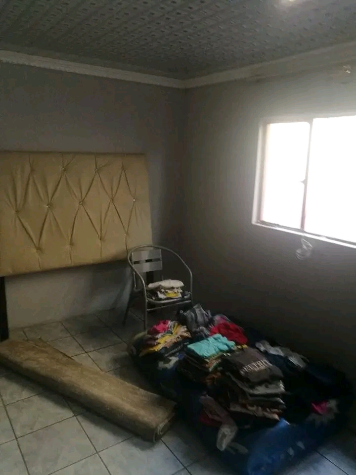 Big room with shared bathroom available immed  in Meadowlands