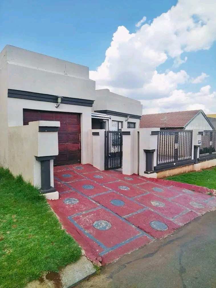 Property specifications
location ext 14

p  in Vosloorus
