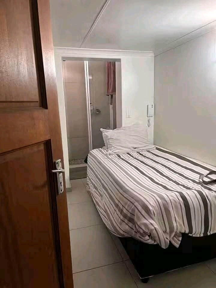 Spacious bachelor apartment to let , johannes  in Kensington