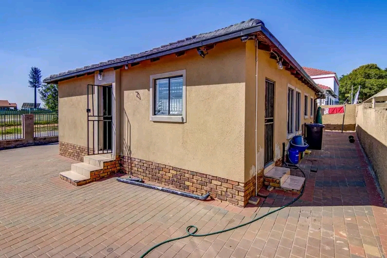 3 bedroom house for rental all bedrooms are f  in Birch Acres