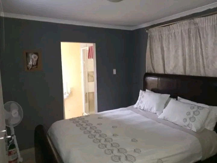 House to let
rental price:r7000 plus deposit  in Windmill Park
