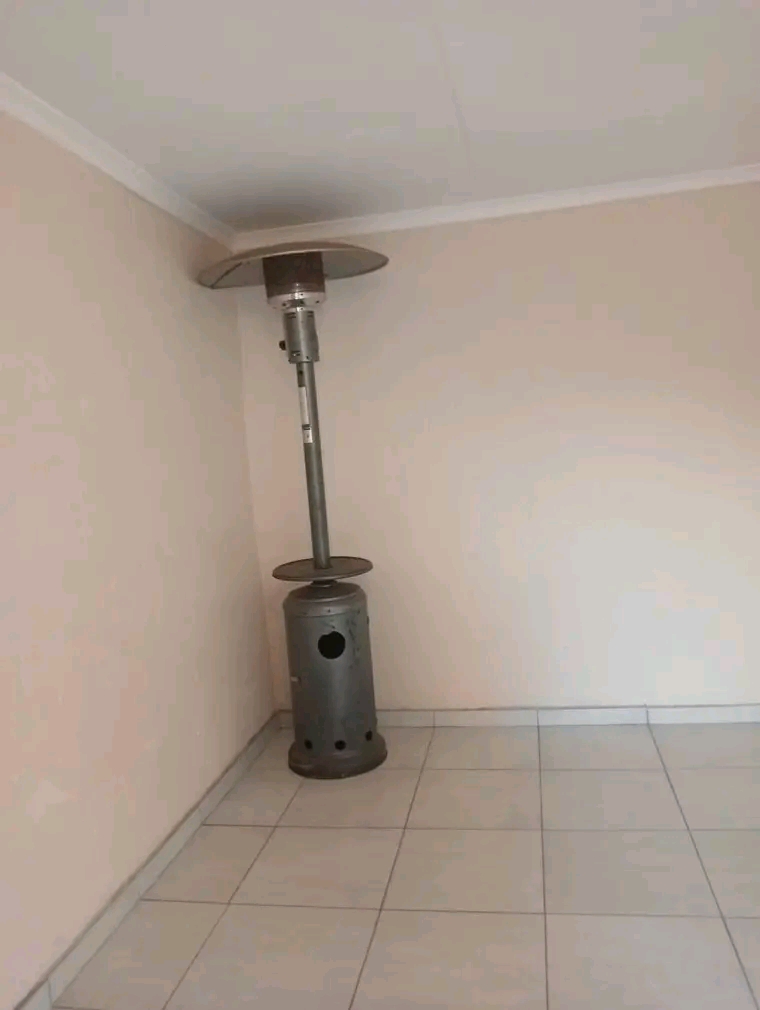 Room to rent ext 25
r1200 + deposit 
contac  in Vosloorus