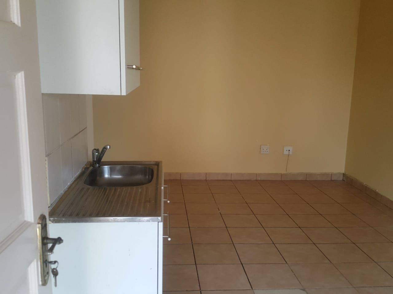 Clean & secure bachelor flat available in ber  in Berea