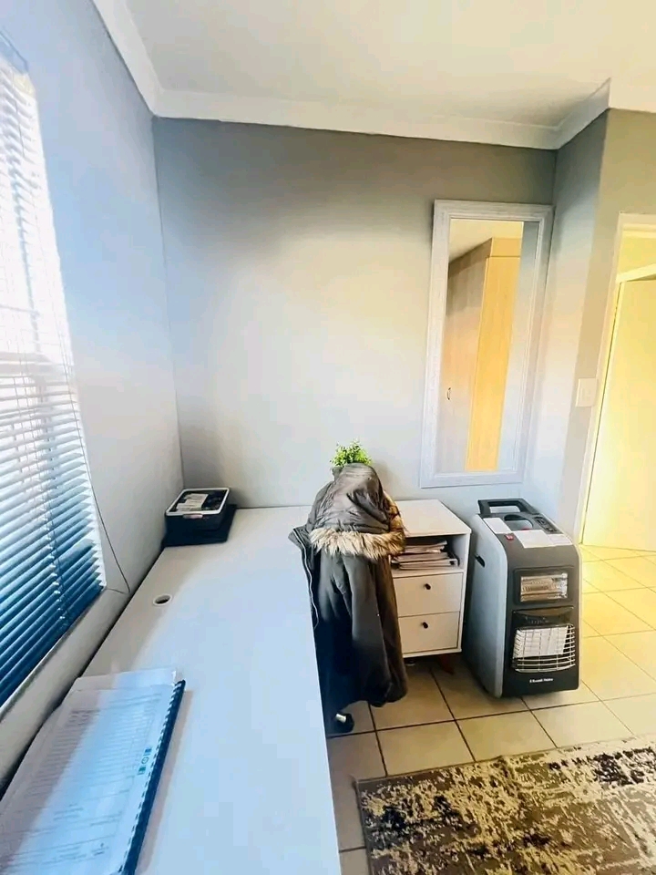 Neat & clean 3 bedroom house. 
empty & avail  in Alberton