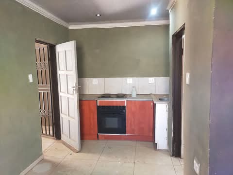 Bachelor unit available for rental at ext4 .   in Protea Glen