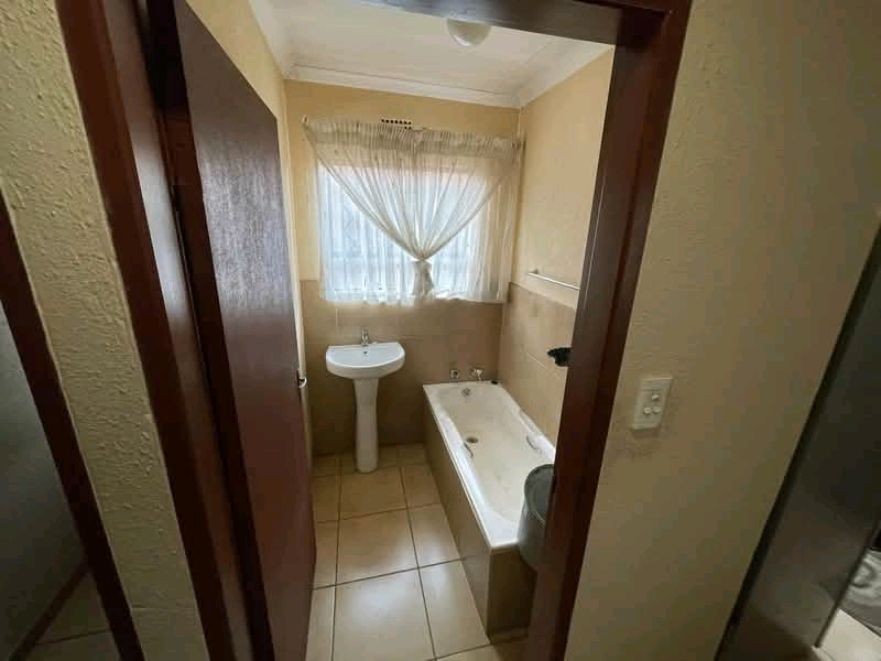 House in gardens
available immediately 
ren  in Leondale