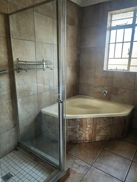 3 bedroom house to let preferably a family or  in Primrose east