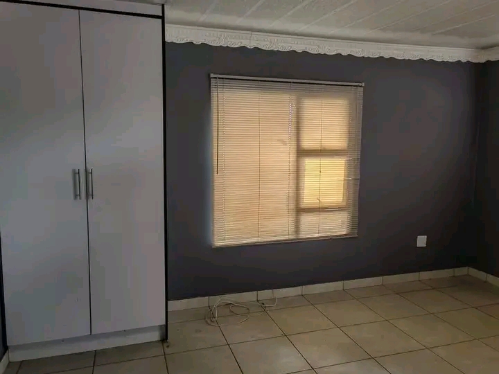 Open plan bachelor unit available to occupy
  in Vosloorus