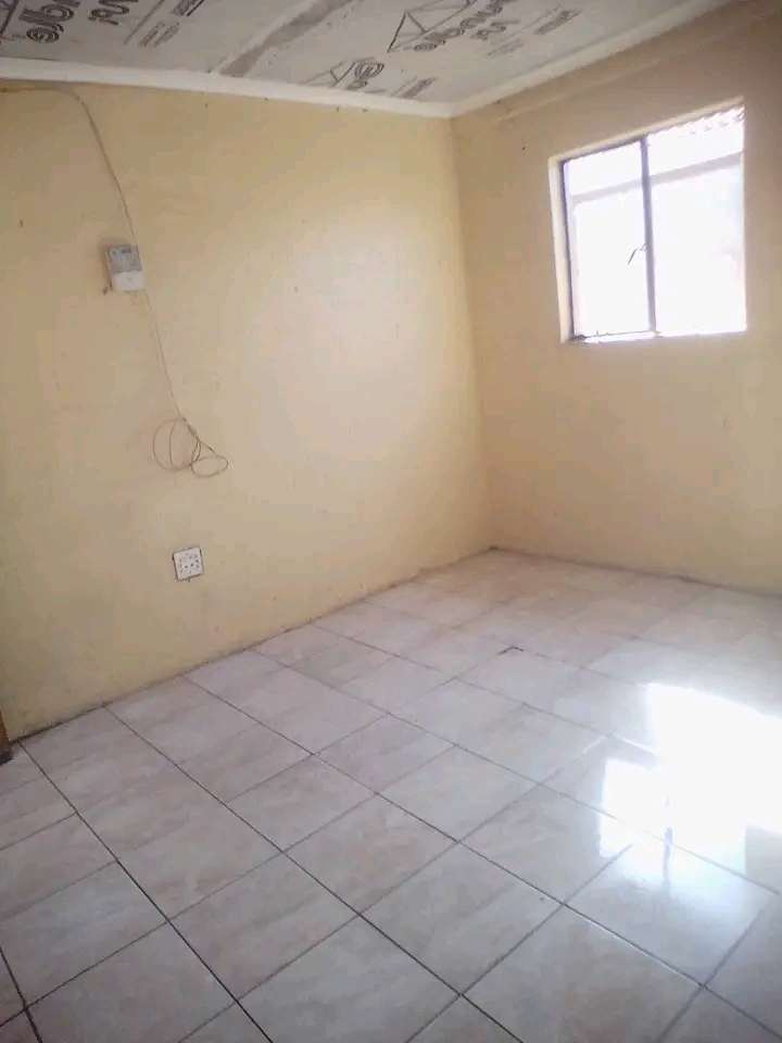 Room to rent in chiawelo ext 3 with shared sh  in Chiawelo