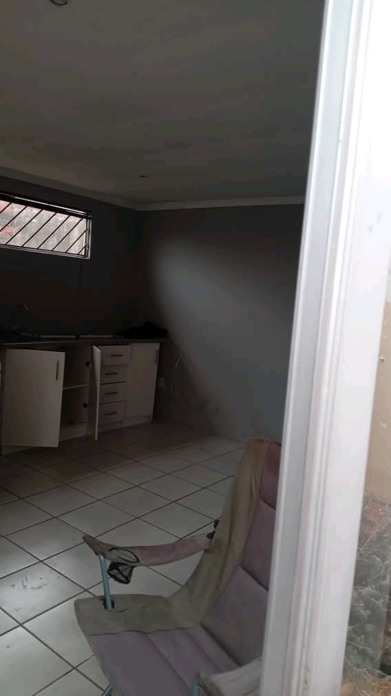 A spacious ensuite is available for r3000 at   in Pimville