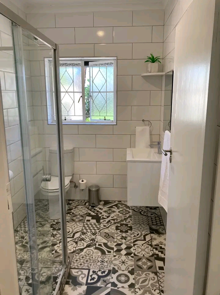 Room to rent in house-share, r4,350.00, for a  in Ferndale