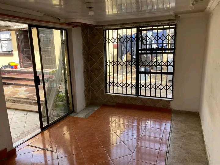 Room available in west

r1800 coming as sin  in Krugersdorp