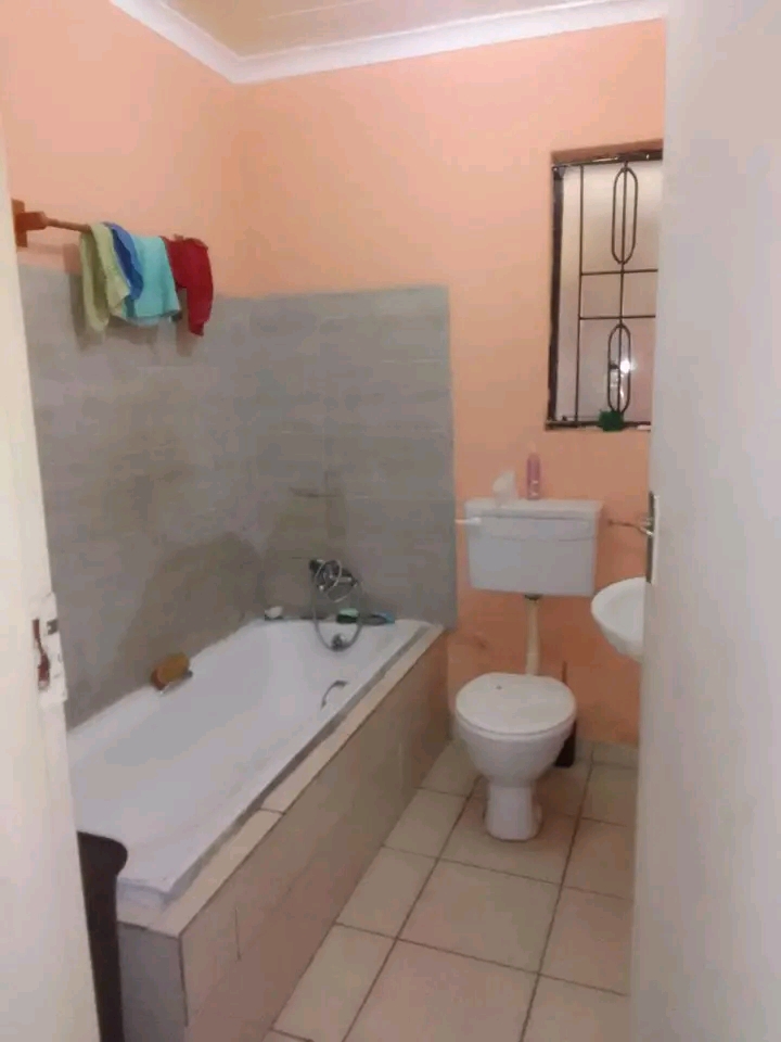 2 bedroom 2 bathroom (en-suite) bond house av  in Olievenhoutbosch