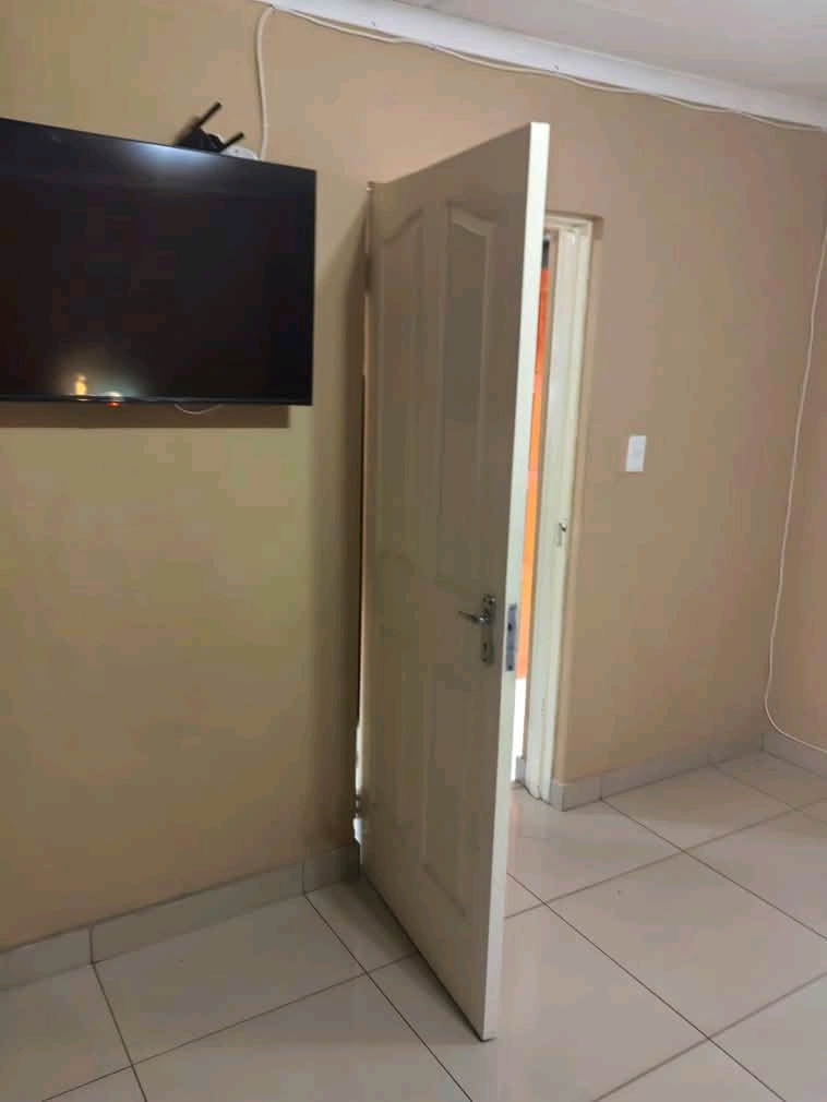 1 bedroom cottage 
r4600 pm
r4600 split 
�  in Norkem Park