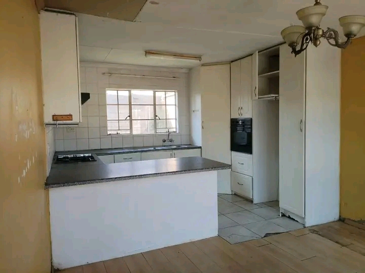 1 bedroom cottage with fitted kitchen, lounge  in Old Birch Acres