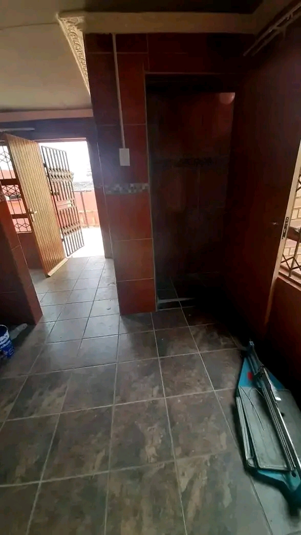 2 combined room -with inside shower (and outs  in Ebony Park