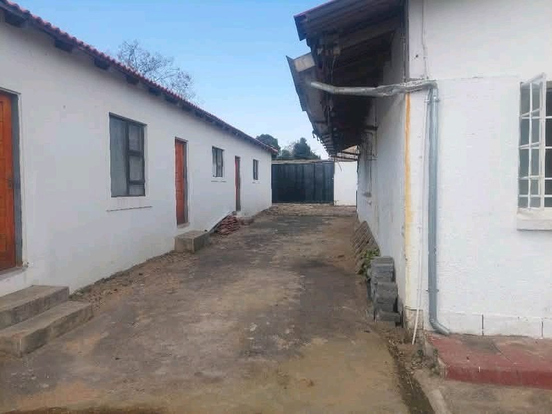 Rooms available in a house 
rent r3500
depo  in Edenvale