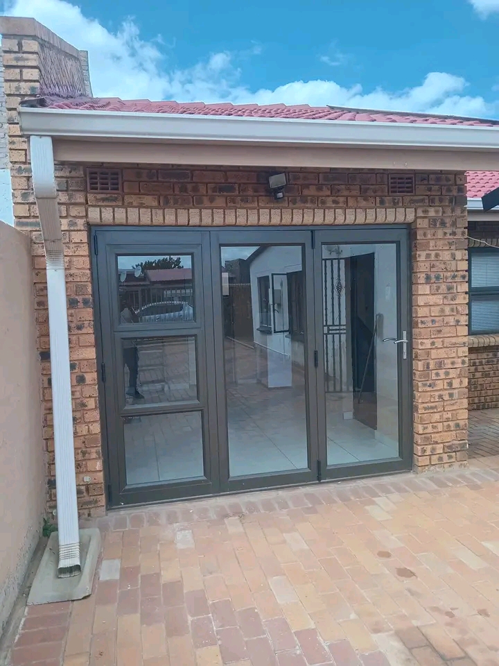 Bachelor s room to rent at ext 16 with a sink  in Protea Glen
