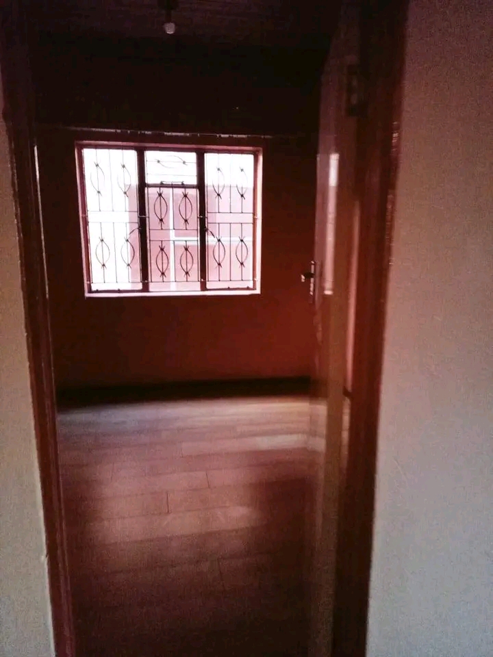 House available r3000 , you only share kitche  in Orlando East