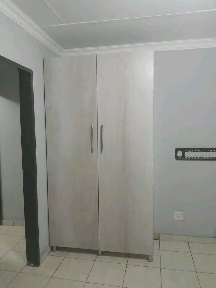 Bachelor available r3300 deposit r2000 payabl  in Olievenhoutbosch