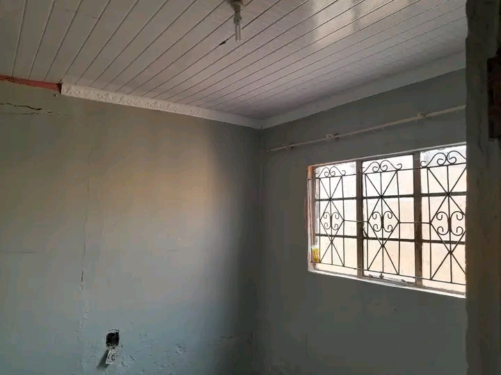 2 room available it s 1.8 for more informatio  in Ivory Park