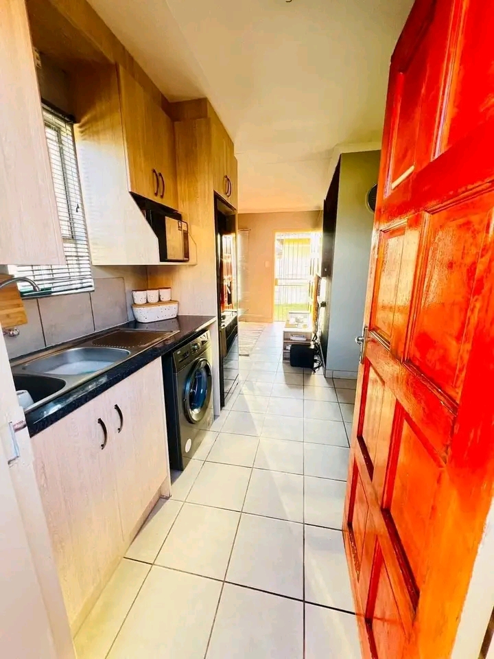Neat & clean 3 bedroom house. 
empty & avail  in Alberton