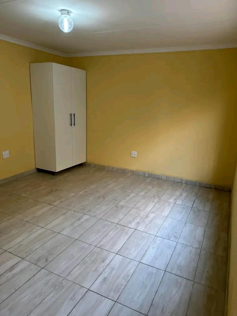 Grand batchelor rooms to rent
includes: kitc  in Tsakane