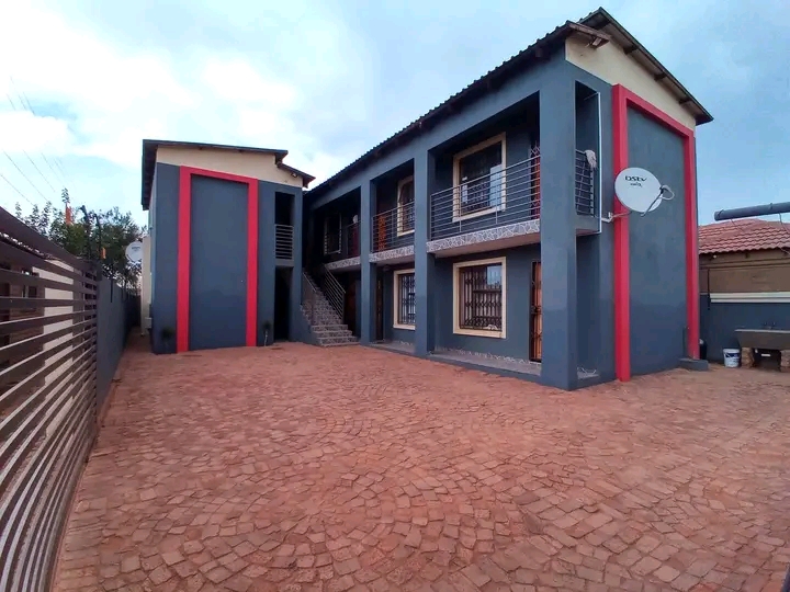 Bachelor rooms available at ext 7.
r2500 ren  in Nellmaphius
