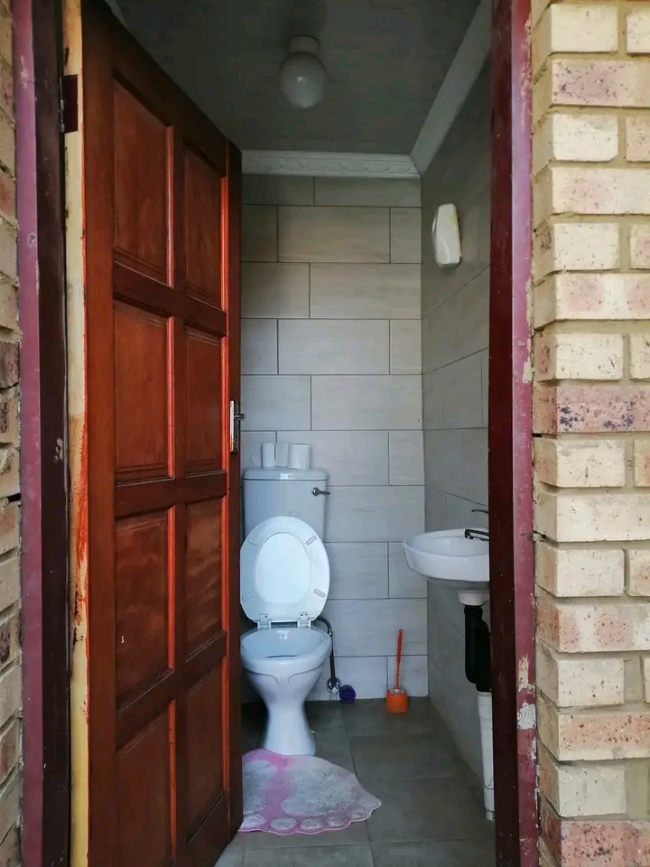 Room to rent ext 13 
r1300
electricity prep  in Protea Glen