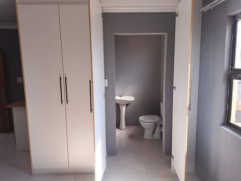 Bachelor to rent in ext 11 for r3000
free un  in Protea Glen