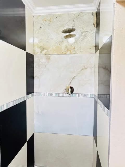 1 bachelor unit available
- fully fitted, ti  in Spruitview