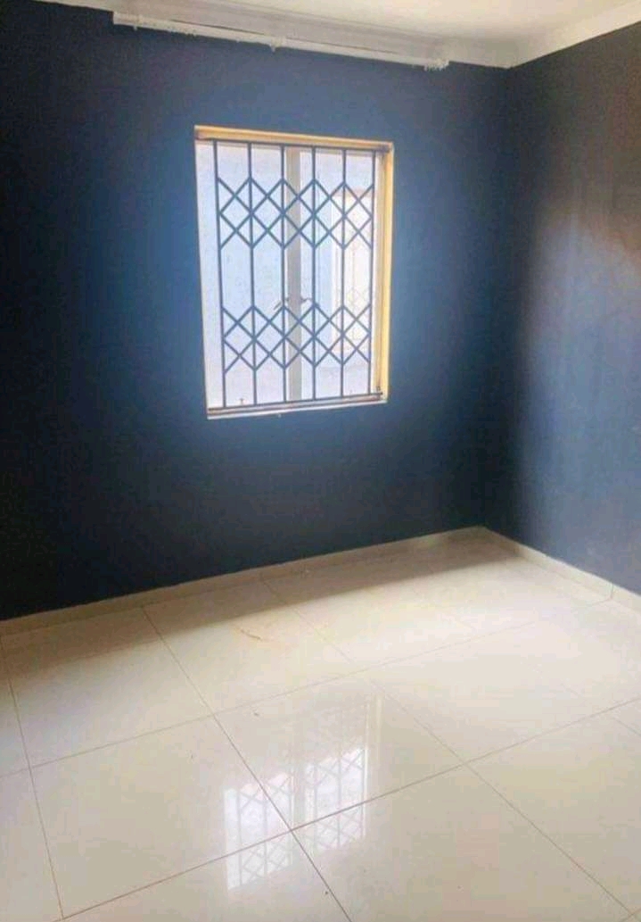 Room available in 4th ave selborne for r1200pm includin in Alexandra