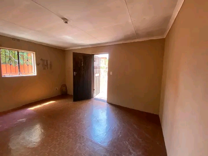Big room to rent in phase 1. available immedi  in Alexandra