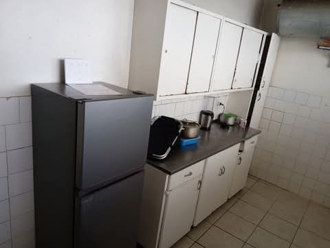Large room to rent, semi furnished.
shared b  in Berea