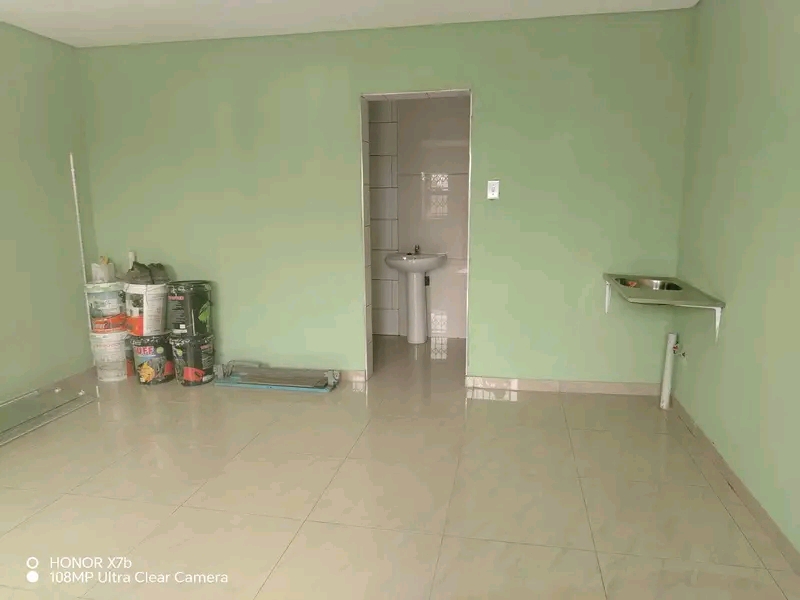 Ensuite available at orlando east near stadiu  in Orlando East