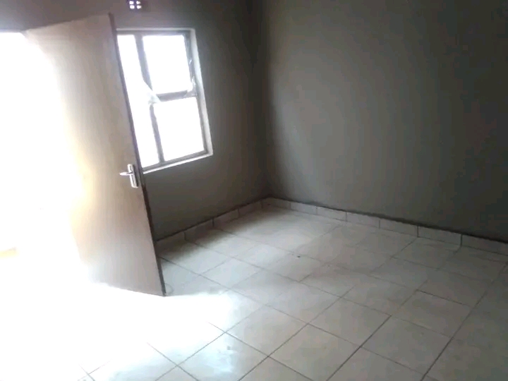 Room to rent in extension 9
-price r1000
-s  in Katlehong