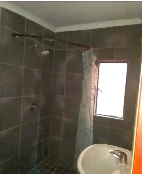 Ensuite available immediately in ext 26 south  in Naturena
