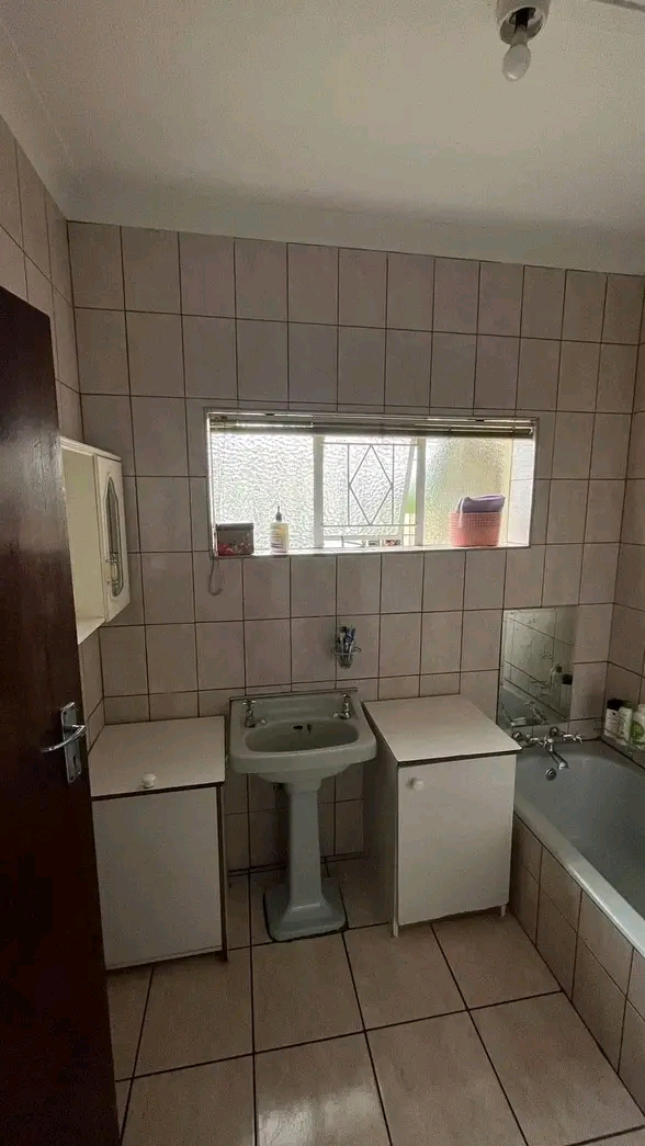 3 bedroom house to rent. 3 bedrooms tiled
ma  in Boksburg