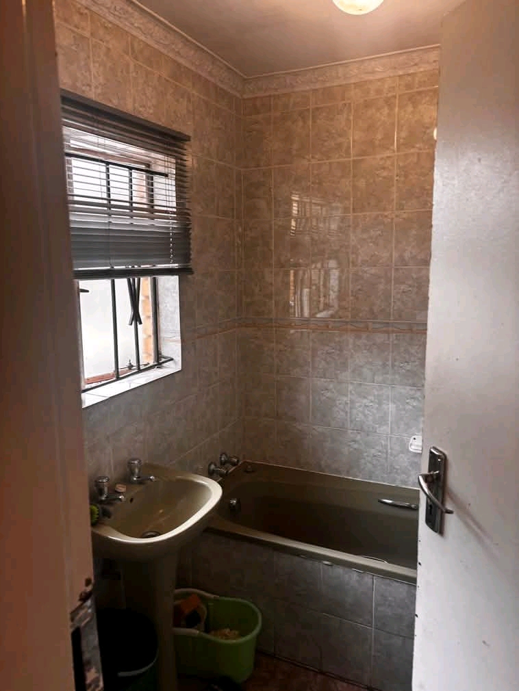 1 separate bedroom cottage with fitted kitche  in Norkem Park