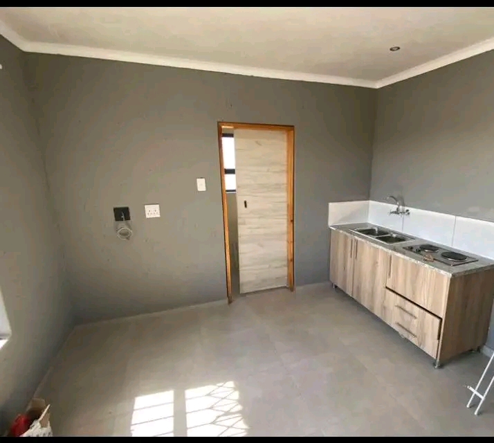 🏠en suit room situated above ground level   in Protea Glen