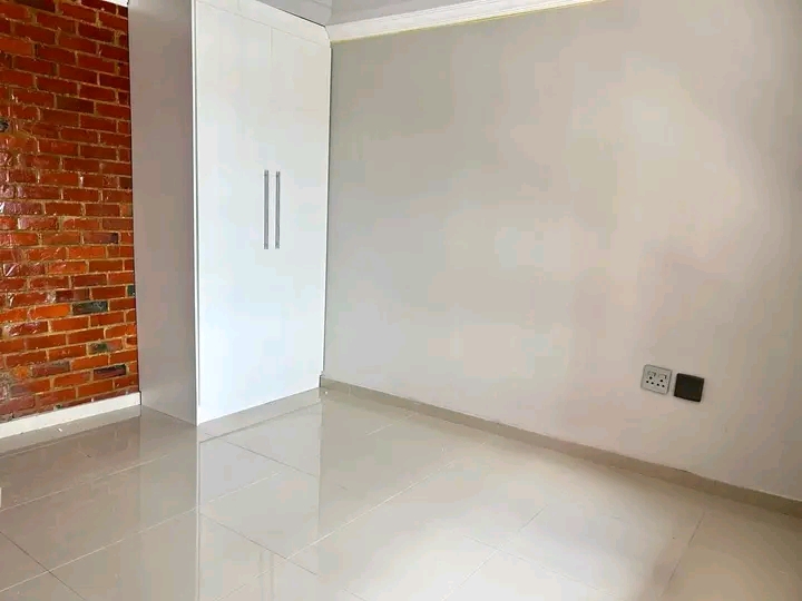 Bachelor available for rent.
ext 37 near bat  in Olivenhoutbosch