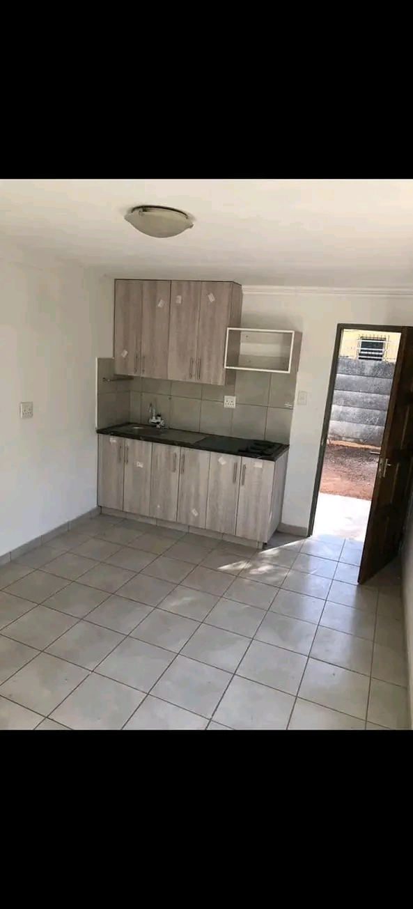1 separate bedroom cottage with open plan kit  in Kempton Park