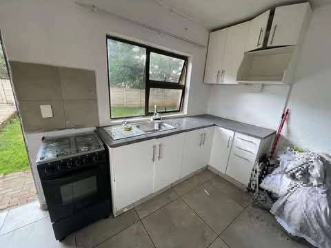 Open plan cottage with a fitted waldrobe,fitt  in Glen Austin